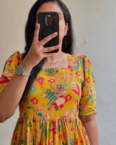 Un Vestido Maxi de Algodón Perfecto para el Verano con Estampado Floral, Elegante para Fiestas - Product Image 3