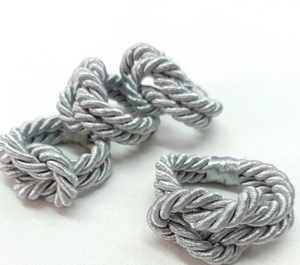 Anneaux de serviette noeud argent. Un ensemble de 4 ronds de serviette - Product Image 1