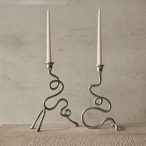 Bougeoir en métal en fonte à l'architecture gothique et au style médiéval idéal pour les châteaux ou la décoration de restaurant à thème - Product Image 3