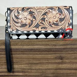 Pochette en cuir de vachette premium à motif damier et gravures, avec dragonne, motif floral, fermeture éclair et porte-cartes multiples pour femme - Product Image 1