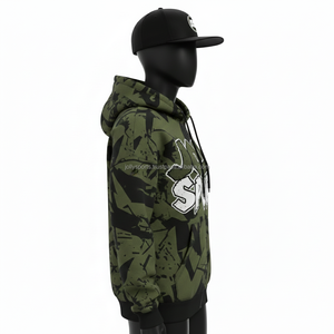 Sweat à capuche zippé pour femme en coton polyester 300GSM, imprimé camouflage vert et noir sur toute la surface, avec logo personnalisé et impression sérigraphique, sweat à capuche basique zippé - Product Image 3