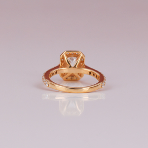 Lujoso anillo de compromiso de halo de diamante cultivado en laboratorio de corte esmeralda, anillo de regalo de estilo moderno de platino para mujer - Product Image 4