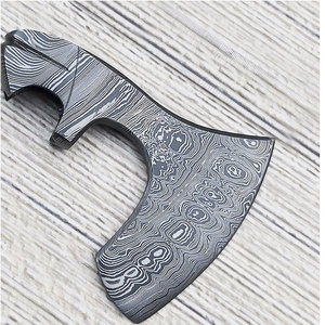 Tête de hache en acier damas fabriquée à la main avec des motifs en couches naturelles pour l'artisanat du bois en plein air et les projets d'outils rustiques - Product Image 5