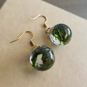 Boucles d'oreilles tendance en résine faites à la main pour femmes |   Style traditionnel vintage |   Bijoux légers pour mariage et fête - Product Image 1