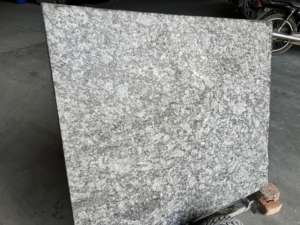 Tuile et dalle de granit flammé noir poli majestueux Exportation de pierre naturelle de qualité Cuisine moderne Utilisation extérieure Formes de grandes dalles - Product Image 4