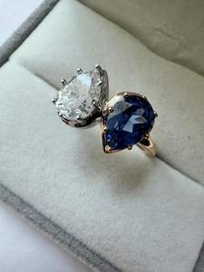 Anillo Toi et Moi de Dos Tonos con Moissanita en Forma de Pera y Zafiro en Forma de Pera con Plata 925, Joyería de Compromiso Original, Regalo para Pareja - Product Image 6