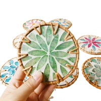 Alas Gelas Rotan Anyaman Kustom Motif Mosaik Warna-warni Cangkang Kerang, Alas Cangkir Teh, Alas Meja, Alas Camilan, FAD4 TUYET DUNG Bunga Klasik Liburan
