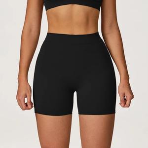 Shorts de sport et de yoga pour femmes de qualité supérieure, taille mi-haute, uni noir, écologiques, séchage rapide, 100% polyester/spandex - Product Image 1