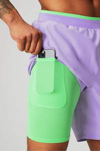 Shorts d'entraînement 2-en-1 pour hommes, durables, à séchage rapide, avec logo sur le devant, poches et couche de compression intérieure, design sportif léger - Product Image 3