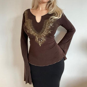 Camiseta de manga larga de punto vintage para mujer, personalizada OEM, con estampado Y2K, manga acampanada marrón, cuello en V, holgada, talla grande, corte a medida - Product Image 3