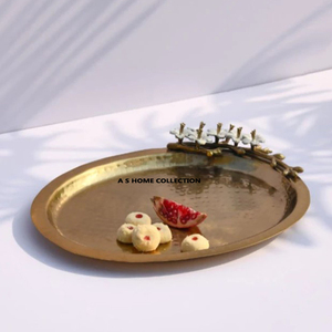 Plateau en métal plaqué or à texture martelée avec poignée latérale de conception de forme feuillue adaptée au décor de pièce maîtresse de table - Product Image 1