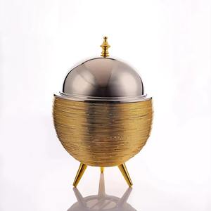 Chauffe-aliments robuste et durable avec design à rayures dorées et couvercle en acier inoxydable de couleur argentée - Product Image 1