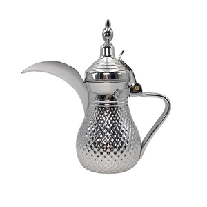 Dallah de latón vintage con exquisita artesanía, Esta cafetera árabe ofrece una auténtica experiencia para beber café - Product Image 5