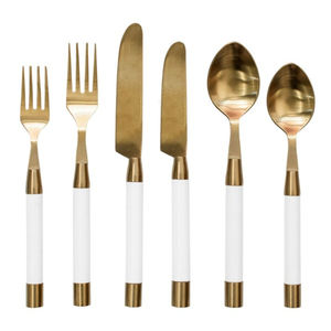 Venta de fábrica hecho a mano diseño personalizado y embalaje juego de cubiertos de metal con acabado plateado con mango de resina para uso doméstico - Product Image 5