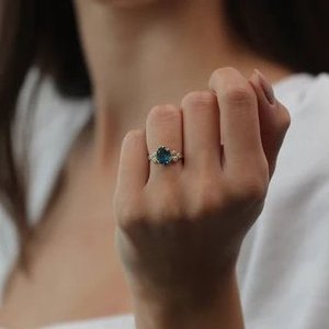 Bague de fiançailles et de mariage classique pour femme en argent sterling 925 plaqué or avec topaze bleue de Londres taille ovale - Product Image 4