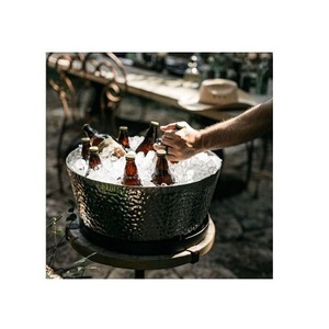 Seau à glace artistique antique en métal avec des frontières lisses conçues pour les salles culturelles de maisons patrimoniales et les événements familiaux - Product Image 1