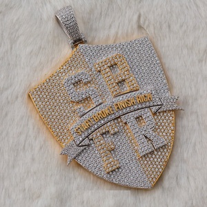 Colgante de letra de plata esterlina chapado en oro blanco de 14 quilates con un diamante de moissanita de 6 quilates para joyería de boda - Product Image 1