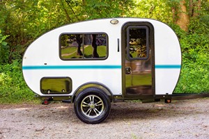 Caravane de camping-car moderne et légère 2025 pour 4 personnes avec cuisine et salle de bain - Product Image 2