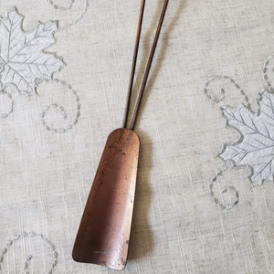 Rehausseur de chaussures en métal vintage classique, conçu pour faciliter l'enfilage des chaussures, avec un attrait décoratif antique pour l'affichage à domicile, en provenance d'Inde - Product Image 1