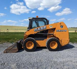 Mini-chargeuse compacte SR270 2016 - Haute capacité, fiable et polyvalente avec moteur et boîte de vitesses - Product Image 1