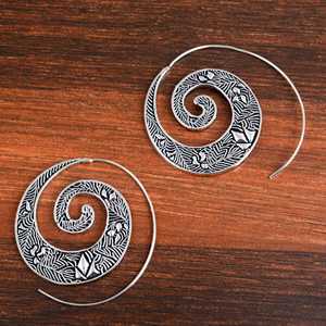 Los Mejores Pendientes Florales Bohemios de Moda, Aros Tribales de Latón para Mujer, Acabado Plateado Oxidado, Diseño Geométrico en Espiral para Venta al por Mayor/OEM/ODM - Product Image 2