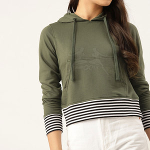 เสื้อครอปแบบสวมหัวมีฮู้ดผ้าน้ำหนักเบาและมีความยาวแบบทันสมัย - Product Image 1