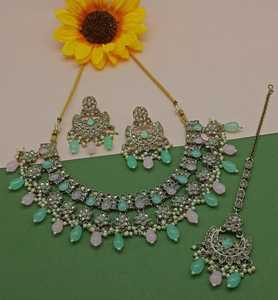 ชุดสร้อยคอและเครื่องประดับสำหรับผู้หญิงต่างหูแบบห้อยประดับมุก & kundan แบบดั้งเดิมชุบทองดีไซน์ใหม่ - Product Image 3