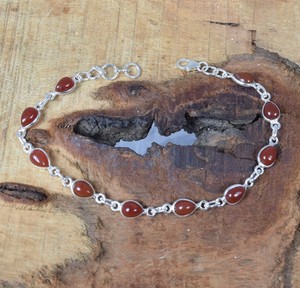 กำไลข้อมือแกะสลักสีแดงเข้มของแท้ลายลูกแพร์ทรงหลังเบี้ยแบบมินิมอลทำมือโซ่เชื่อมอย่างดีของขวัญสำหรับแฟนสาว - Product Image 4