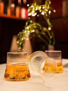 Venta al por Mayor de Botellas de Cerveza de Trigo Transparentes de Lujo Modernas con Grabado Personalizado, Capacidad de 280 ml, Hechas a Mano, Marca Borotech, Regalos Empresariales - Product Image 4