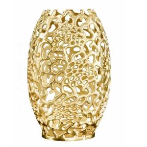 Vase en métal à motif de feuilles avec finition métallique moderne Vase à fleurs décoratif Vase en métal de table pour la décoration de bureau à domicile - Product Image 1