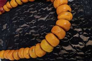 Collier de perles de résine personnalisé de luxe fabriqué à la main de qualité supérieure poli magnifique collier artisanal de perles de résine de mode pour les femmes - Product Image 3