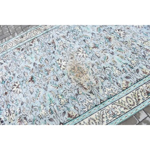 Alfombra Vintage de 5.7x9 pies, Alfombra Turca Grande, Alfombra de Lana con Diseño Floral Azul y Blanco - Product Image 5