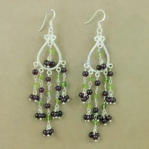 Boucles d'oreilles pendantes géométriques vintage pour femmes, plaquées argent, avec perles grenat et péridot, et pompon bohème - Product Image 1