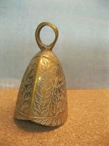 Campanas de vaca de latón con acabado vintage con tono excepcional y detalles intrincados para coleccionistas o amantes de la decoración - Product Image 5