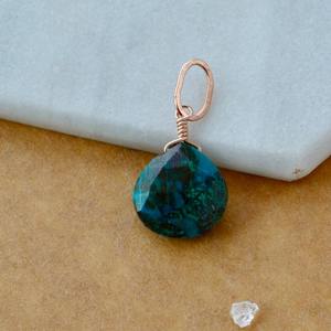 Pendentif en pierre précieuse facettée en chrysocolle en forme de larme, pierre naturelle bleu-vert, plaqué or, bijou artisanal - Product Image 3