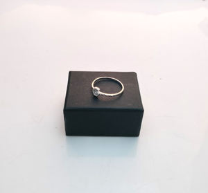 แหวนพลอยเม็ดละเอียดแบบเรียบง่ายสีเงินสเตอร์ลิง925สำหรับสุภาพสตรีฝังหนามเตยสำหรับงานแต่งงานแบบลำลอง - Product Image 2