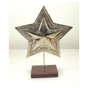 Support étoile en métal gravé avec base en bois pour décoration de table de maison de Noël - Product Image 1