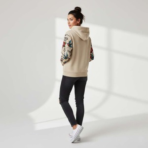 Sudadera con Capucha de Felpa de Algodón de Alta Calidad OEM para Mujer, Estilo Urbano, Color Beige, Diseño de Tatuaje en las Mangas Delanteras, Etiqueta Privada Personalizada de Fábrica - Product Image 4