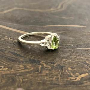 Anillo de plata esterlina 925 de peridoto hecho a mano, joyería elegante de piedras preciosas verdes para mujeres, tamaños y diseños personalizables - Product Image 3
