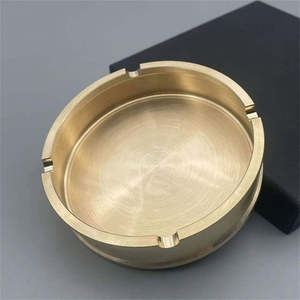 Cenicero de latón resistente con acabado dorado de lujo hecho a mano Color personalizado portátil duradero moderno diseño sin humo para cigarros - Product Image 1