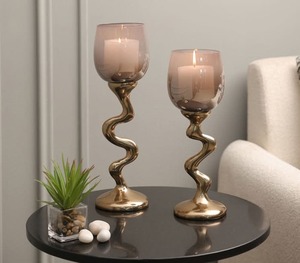 Bougeoir doré exquis avec design artistique parfait pour ajouter une ambiance élégante et chaleureuse à n'importe quelle pièce - Product Image 1