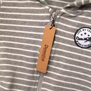 Etiqueta colgante de papel de lujo con diseño en relieve personalizado, etiqueta impresa personalizada, tarjeta de cabecera para prendas, etiquetas colgantes - Product Image 2