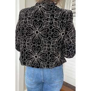 Veste vintage pour femmes ODETTE, veste en cuir à capuche avec décorations florales, dentelle, taille personnalisée, grande taille pour l'automne, le printemps et l'hiver - Night Lily - Product Image 2