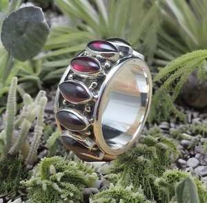 Bague classique en argent sterling 925 de Krittika Jewelers, style statement, faite à la main, avec pierre précieuse grenat, sertie en bélière, pour femmes - Product Image 2
