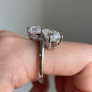 Anillo de moissanita de dos piedras Toi Et Moi Anillo de compromiso 3,00 Ctw Corte de pera Moissanite Diamante Anillo de brida de boda de plata esterlina - Product Image 3