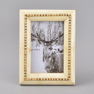 Marco de Fotos Elegante Hecho a Mano con Incrustaciones de Hueso y Borde Decorativo con Cuentas, Portafotos de Lujo Color Crema para un Estilo Sofisticado - Product Image 2