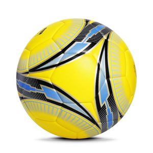 Ballon de football d'entraînement jaune vif avec surface stratifiée pour les clubs, les académies ou les entraînements de jeunes sur tous les types de terrains - Product Image 2