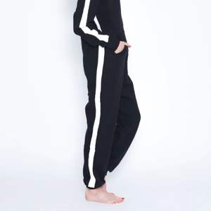 Premium Women Fleece Onesie-Elegante y Cómodo-Perfecto para descansar y acostarse - Product Image 3