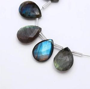 ลูกปัดลาบราดอไรต์ทรงหยดน้ำเหลี่ยมเพชรพลอย สีเทาอมฟ้า แบบพลังไฟ ขนาด 6x8-7x9 มม. ผ่านการปรับขนาดแล้ว รับรองโดยผู้ตรวจสอบอิสระ - Product Image 2