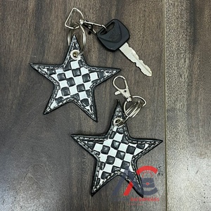 Porte-clés de luxe personnalisé en cuir à carreaux avec étoile, accessoires mignons avec breloque étoile, porte-clés de voiture et support, cadeau pour femmes - Product Image 1